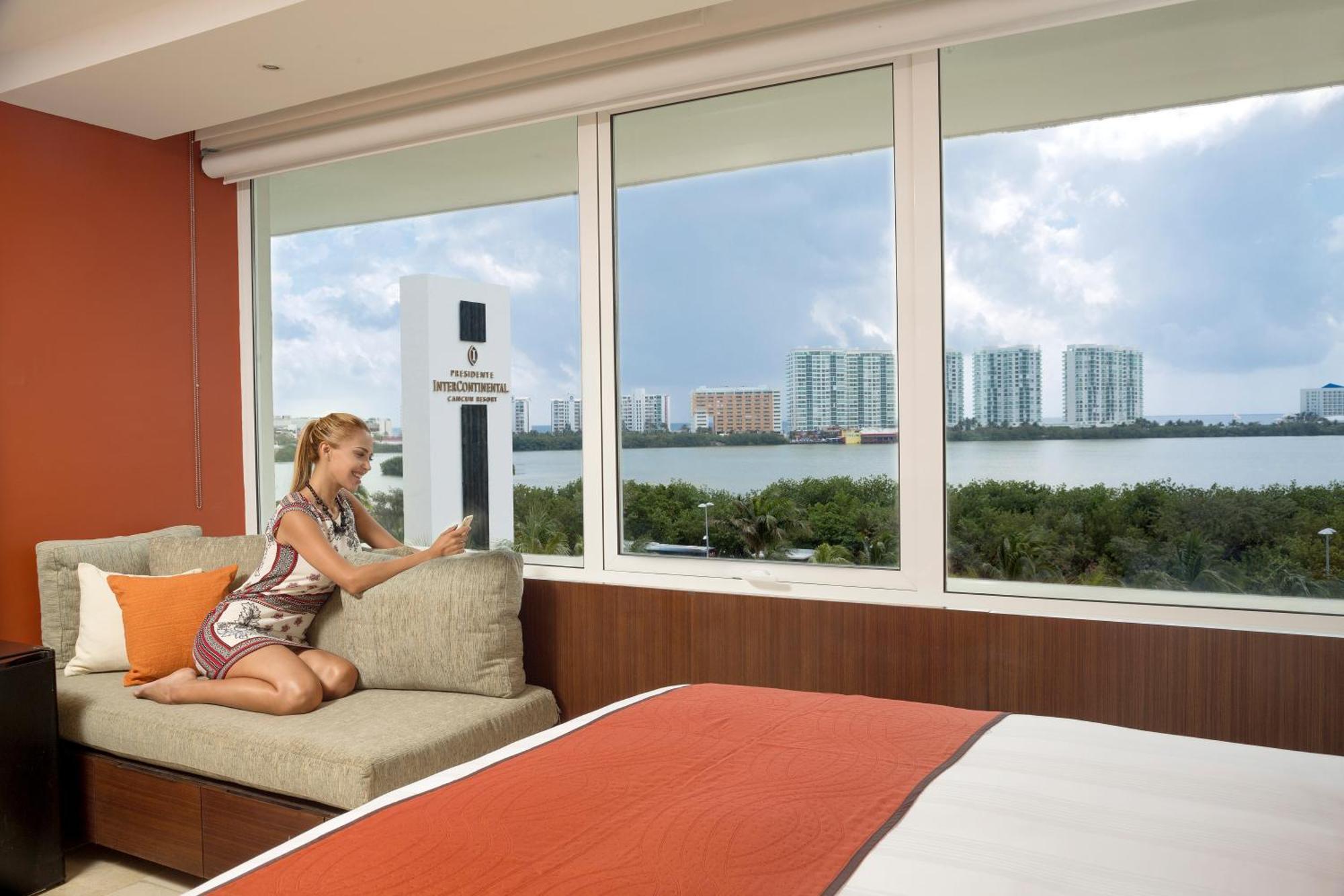 Classic Queen Room with Two Queen Beds and Lagoon View,1273568413:JPEG