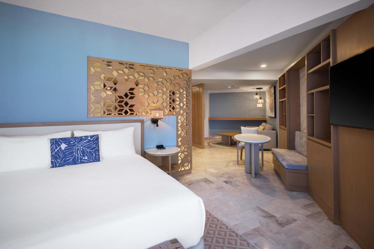 Executive Suite with One King Bed and Two Double Beds, Non-Smoking,1415204304:JPEG