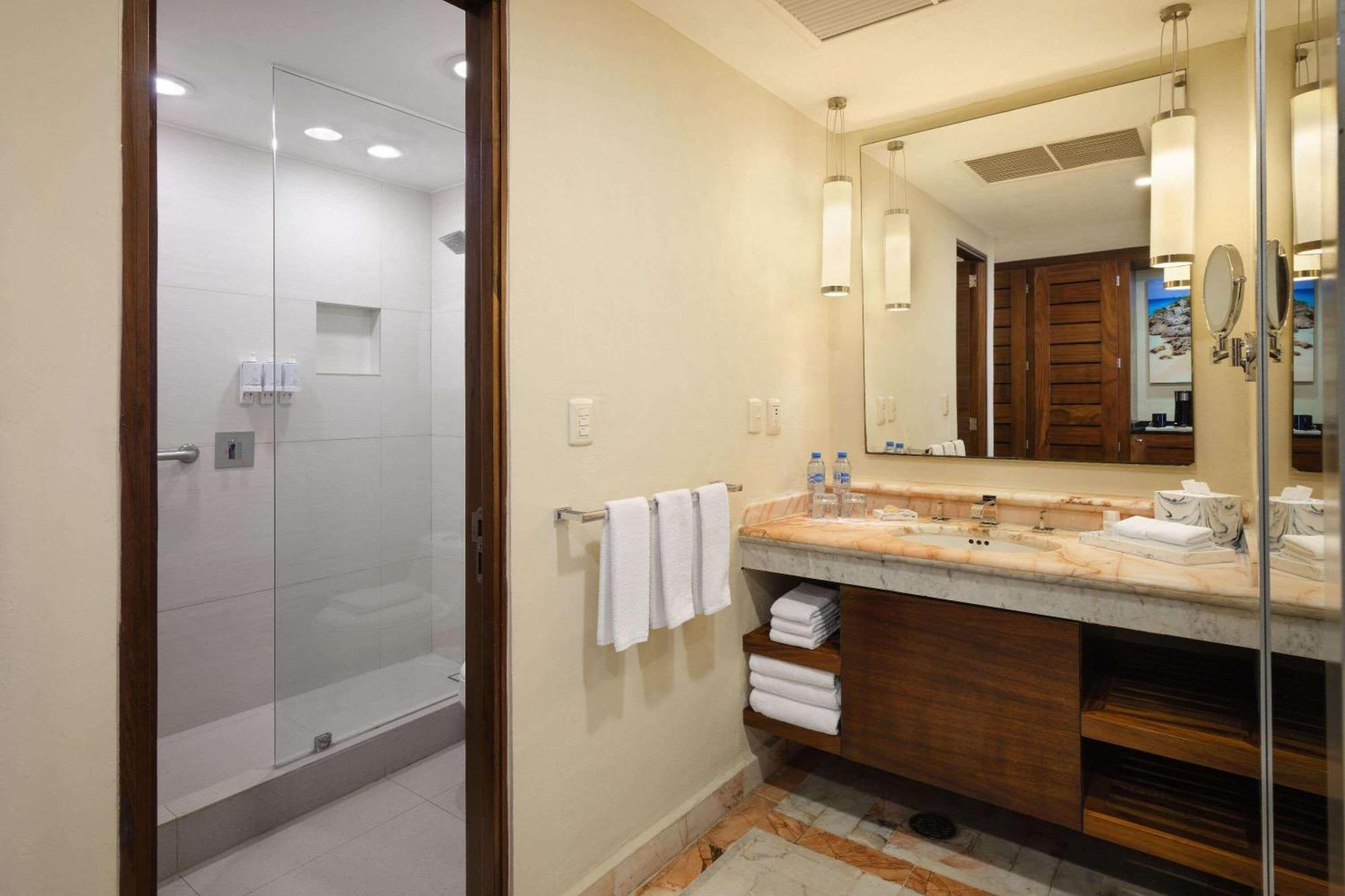 Superior Accessible Room with Garden View and Two Double Beds, Non-Smoking,1018807306:JPEG