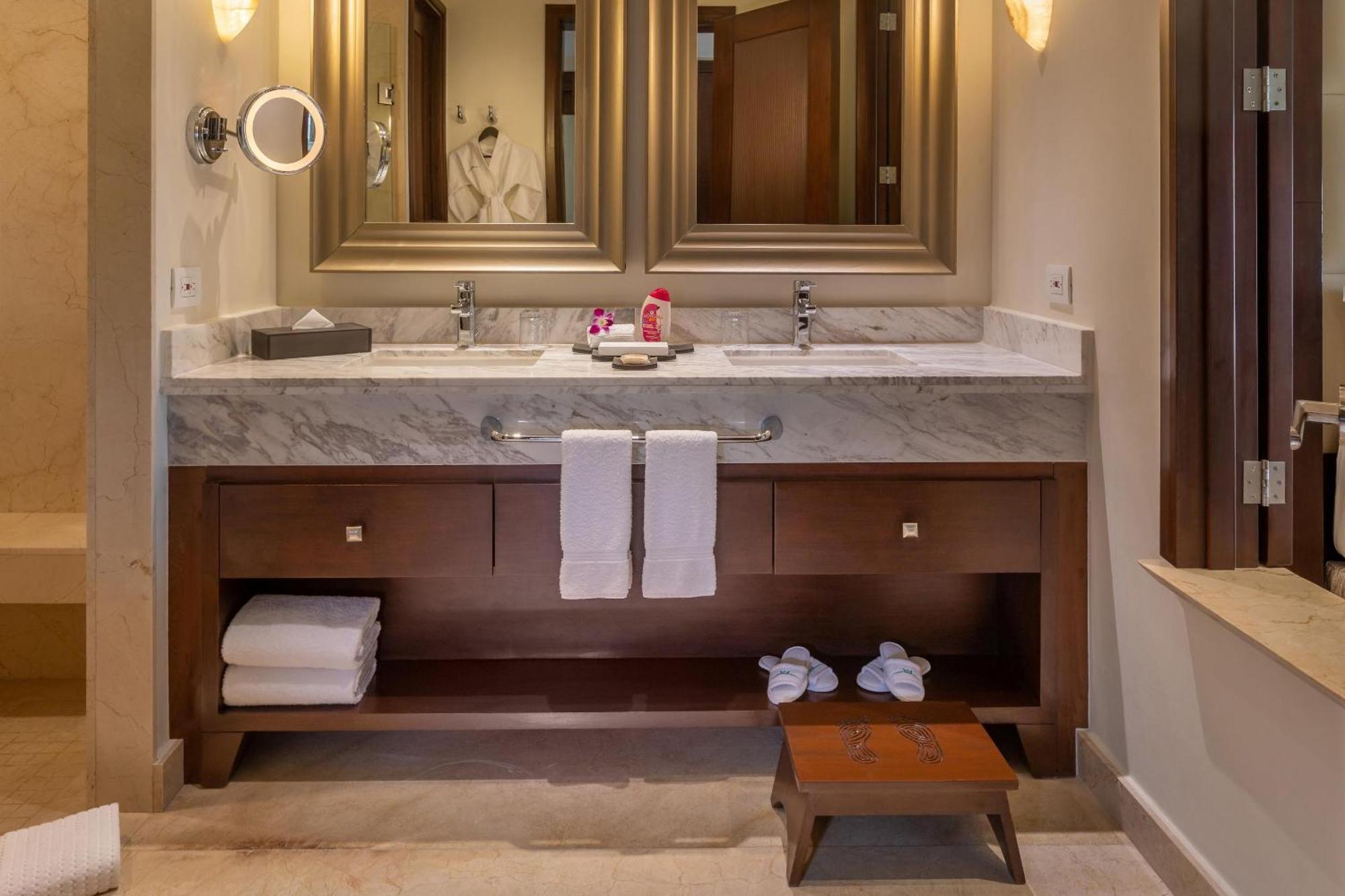 Grand Honeymoon Suite - King Size Bed,1686488963:JPEG